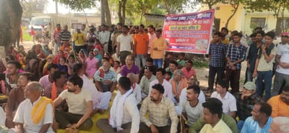 Mau News: रेलवे फाटक बंद होने से 10 गांव के 50 हजार से अधिक की आबादी प्रभावित, नाराज ग्रामीणों ने भरी हुंकार Mau villagers meeting and expressed displeasure due to closure of railway gate