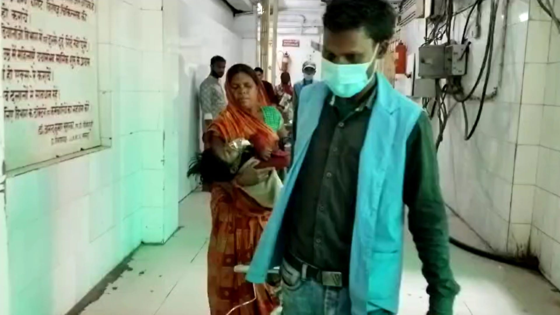 मायागंज अस्पताल में स्ट्रेचर का अकाल