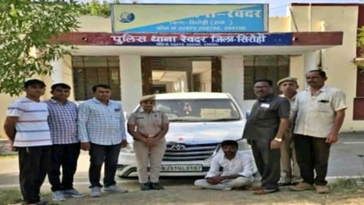 Sirohi News: Police seized 125 cartons of country liquor being carried in Innova car.