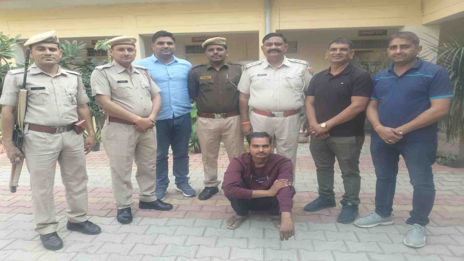 पुलिस की गिरफ्त में आरोपी।