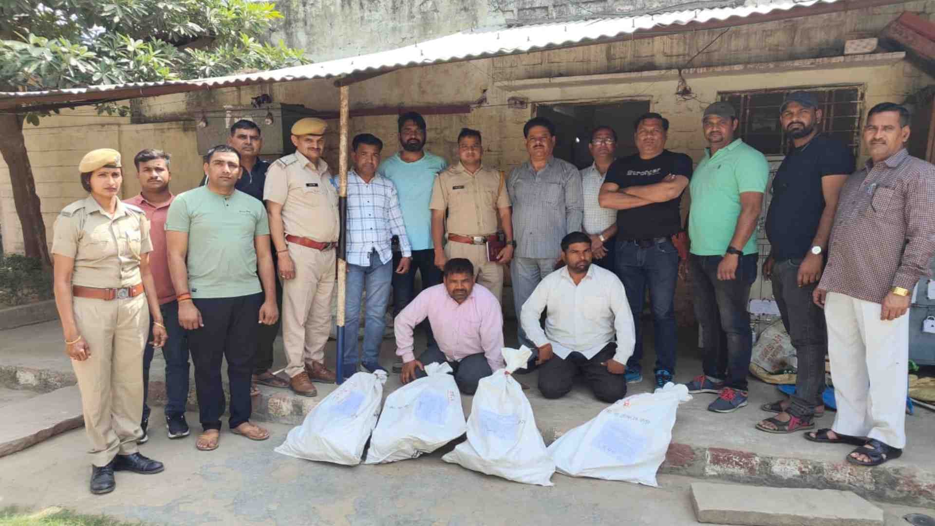 पुलिस की गिरफ्त में हथियार तस्कर।