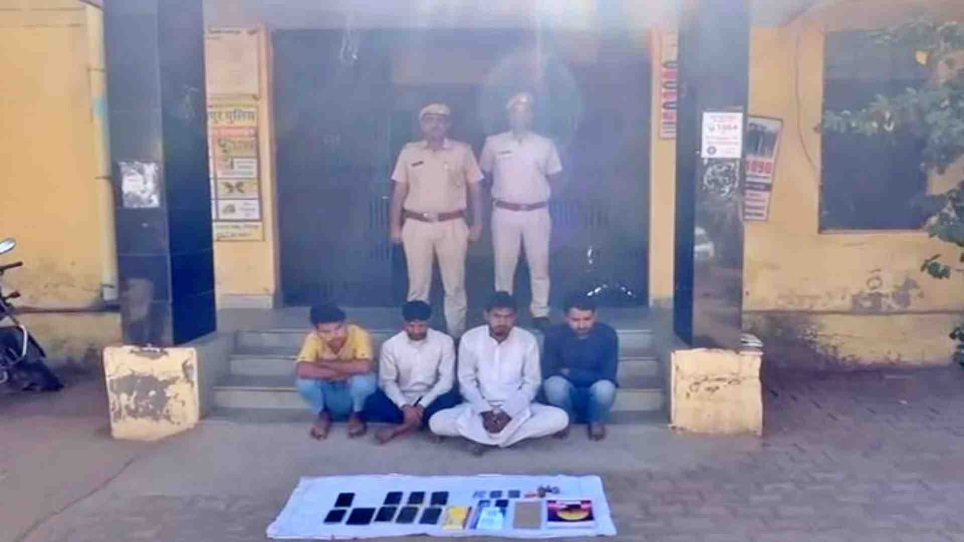 पुलिस की गिरफ्त में साइबर ठगी के आरोपी।