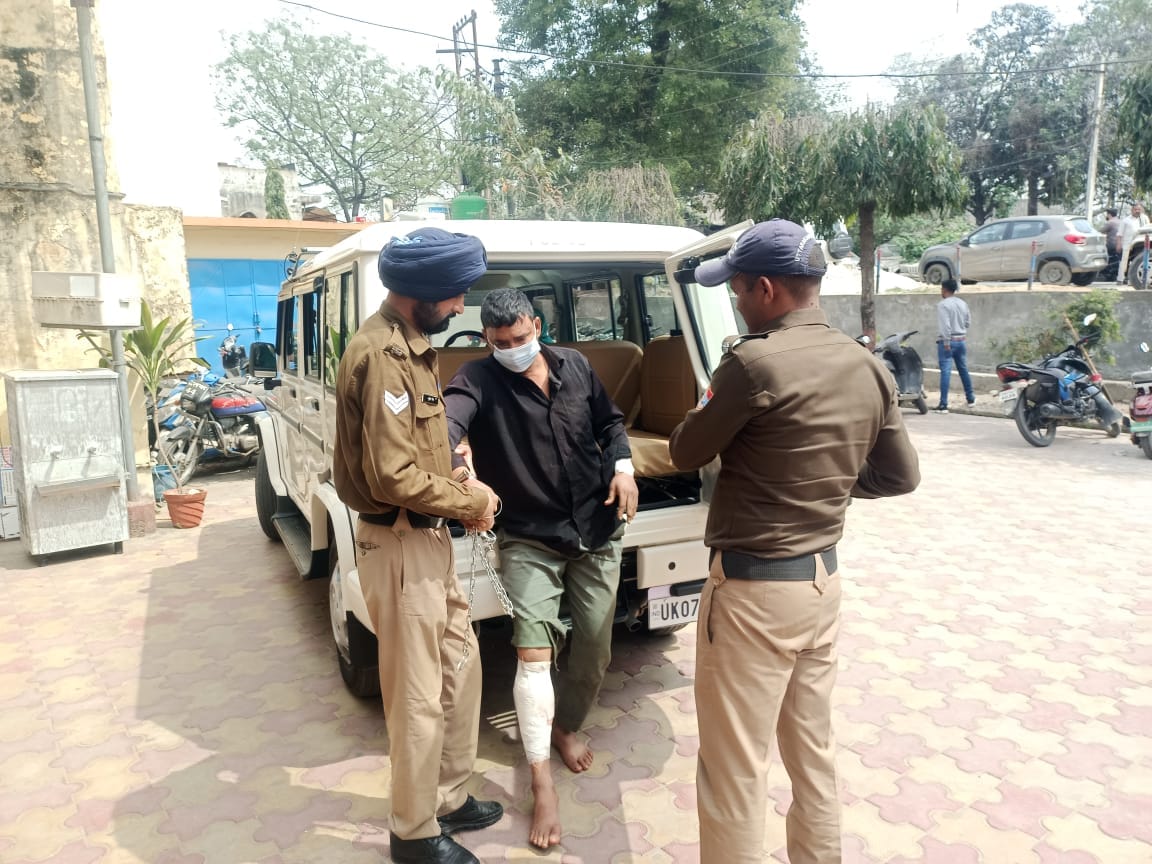 Roorkee News One cow smugglers arrested in police encounter accused shot in the leg two absconding