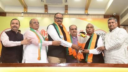 UP: लोकसभा चुनाव के एलान के साथ अखिलेश को बड़ा झटका, परिवार के करीबी पूर्व सांसद ने छोड़ा साथ; भाजपा में शामिल Former MP Devendra Singh Yadav close to Akhilesh Yadav left SP and joined BJP