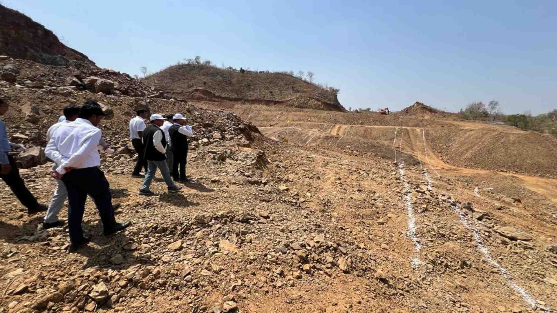 रेल लाइन परियोजना का निरीक्षण करते अधिकारी।