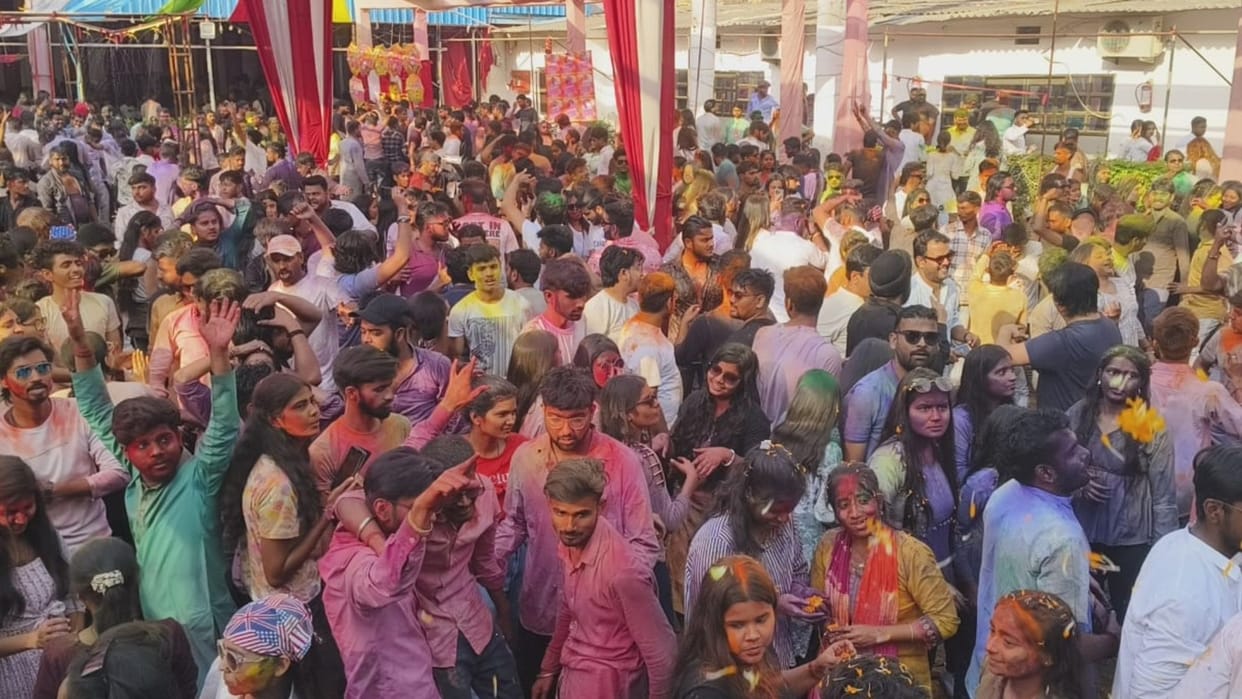 huge crowd of youth gathered party without permission in varanasi