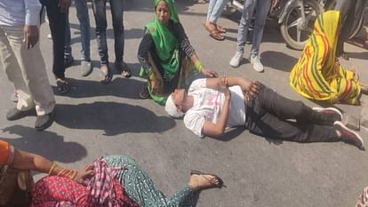 uproar over rumor of young man death after fight in Agra family members blocked Gwalior road