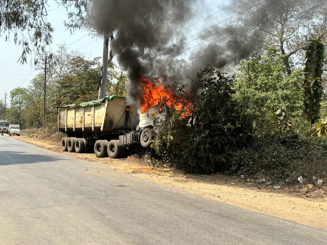 Fire broke out in cabin of uncontrolled trailer after hitting tree in sonbhadra