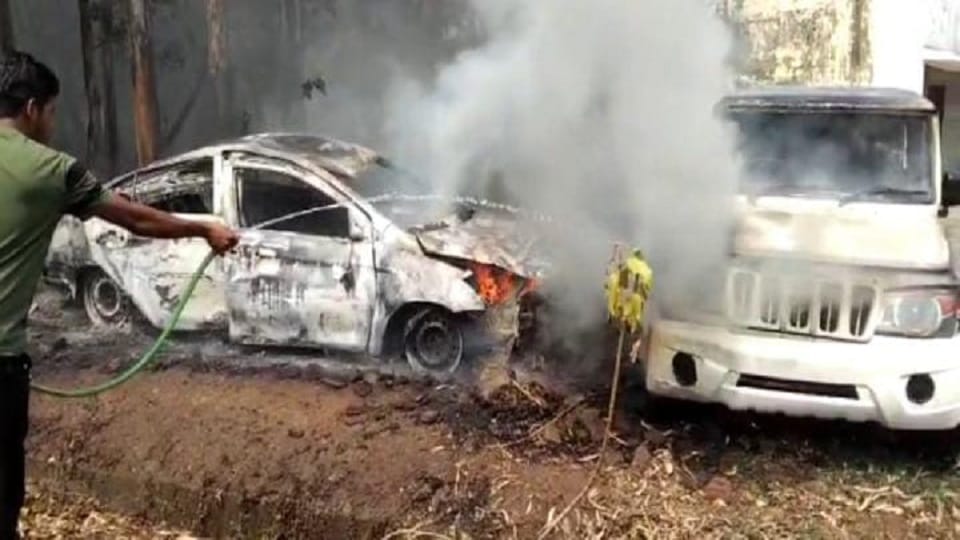 Two cars caught in fire due to leaves got burnt and became junk in Korba
