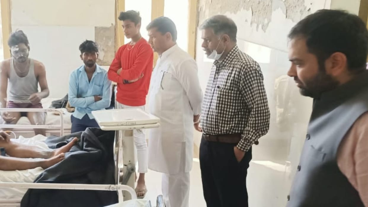 MLA Chiranjeev Rao reached Trauma Center to know the condition of injured workers in Rewari