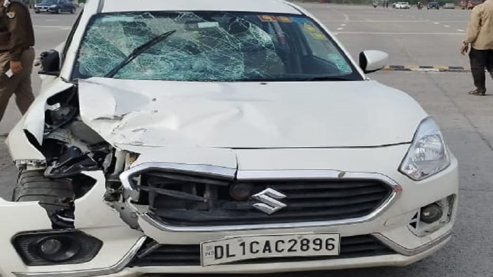 Car crushed three people on Yamuna Expressway one dead two in critical condition