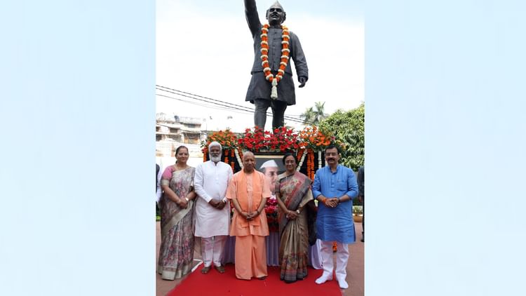 UP: सीएम योगी ने पूर्व मुख्यमंत्री स्व. हेमवती नंदन बहुगुणा को दी श्रद्धांजलि, प्रतिमा पर माल्यार्पण किया