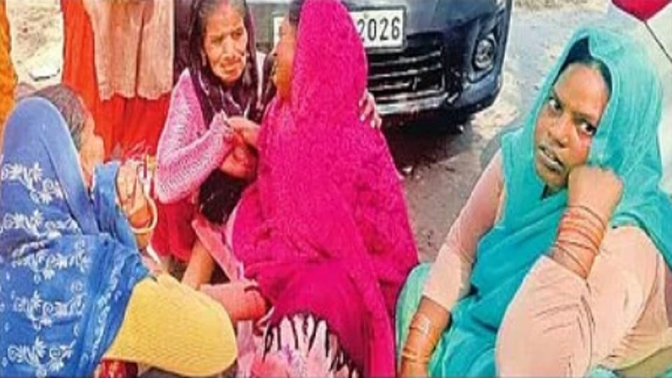 Haryana: Two laborers died due to suffocation due to poisonous gas in Palwal.