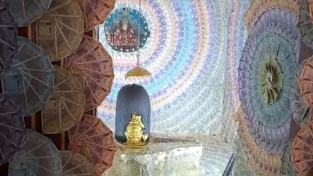 Shri Budheshwar Mahadev decorated with 51 lakh notes during Mahashivratri fair