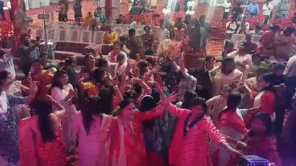 Amar Ujala Village Festival Holi of flowers played in abundance in Phagun Utsav