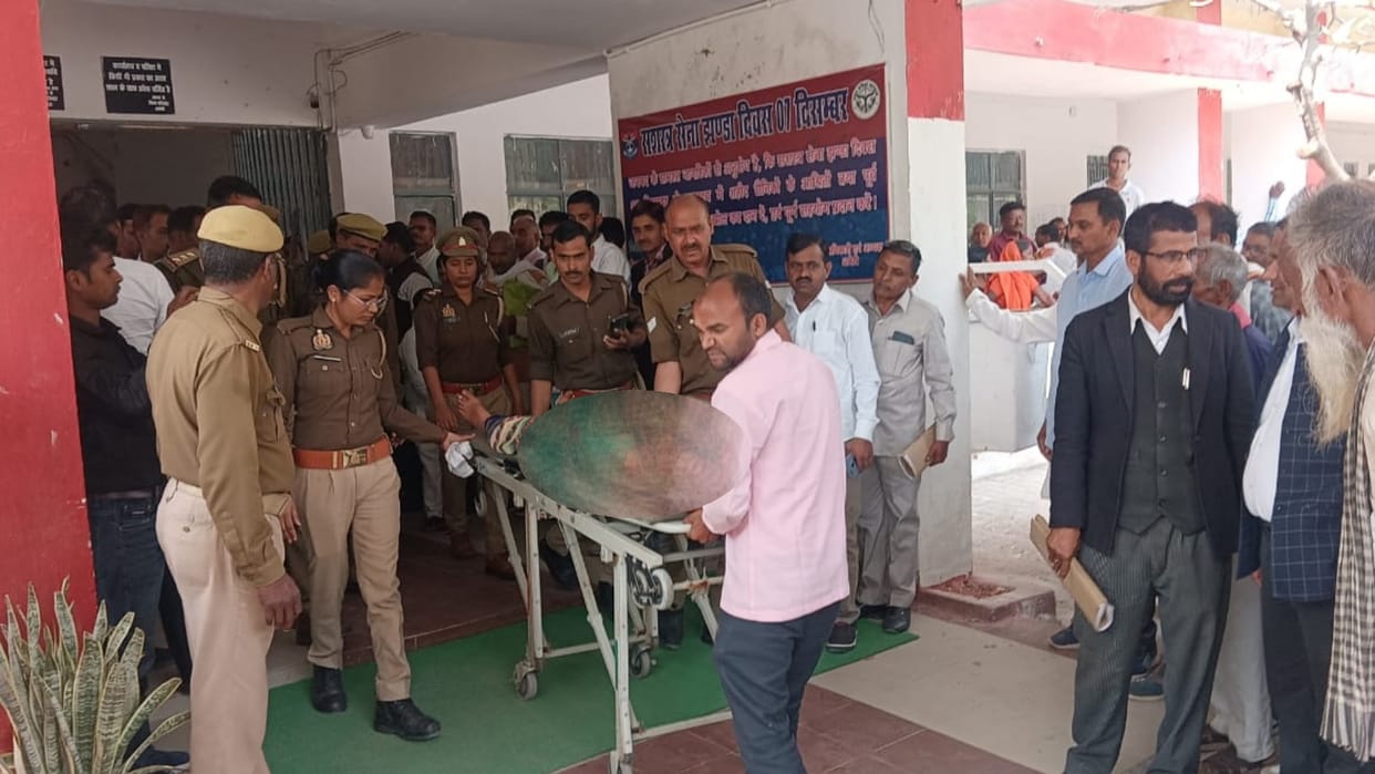 A rape victim tries to self immolate in Bazar Shukul thana in Amethi.