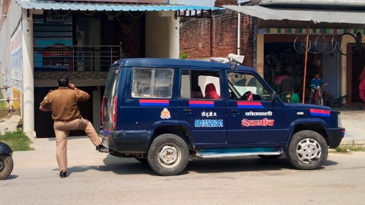 Police active information of prostitution in hotel five couples found objectionable condition