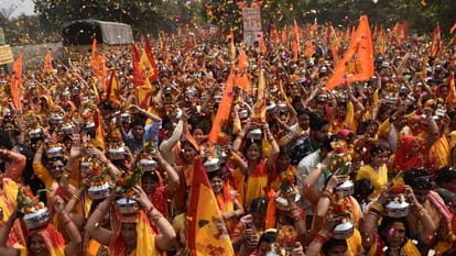 मुरादाबाद में दिव्य दरबार: हनुमंत कथा सुनाएंगे धीरेंद्र कृष्ण शास्त्री, 1251 महिलाओं ने निकाली कलश यात्रा Divya Darbar in Moradabad from today: Dhirendra Krishna Shastri will narrate Hanumantha Katha