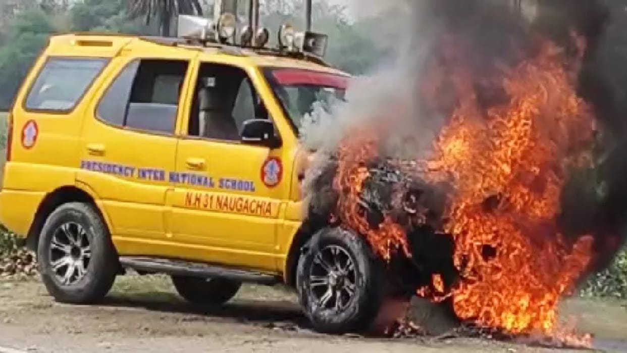 Bhagalpur: sudden fire broke out in school van going to pick up children; driver saved his life by jumping