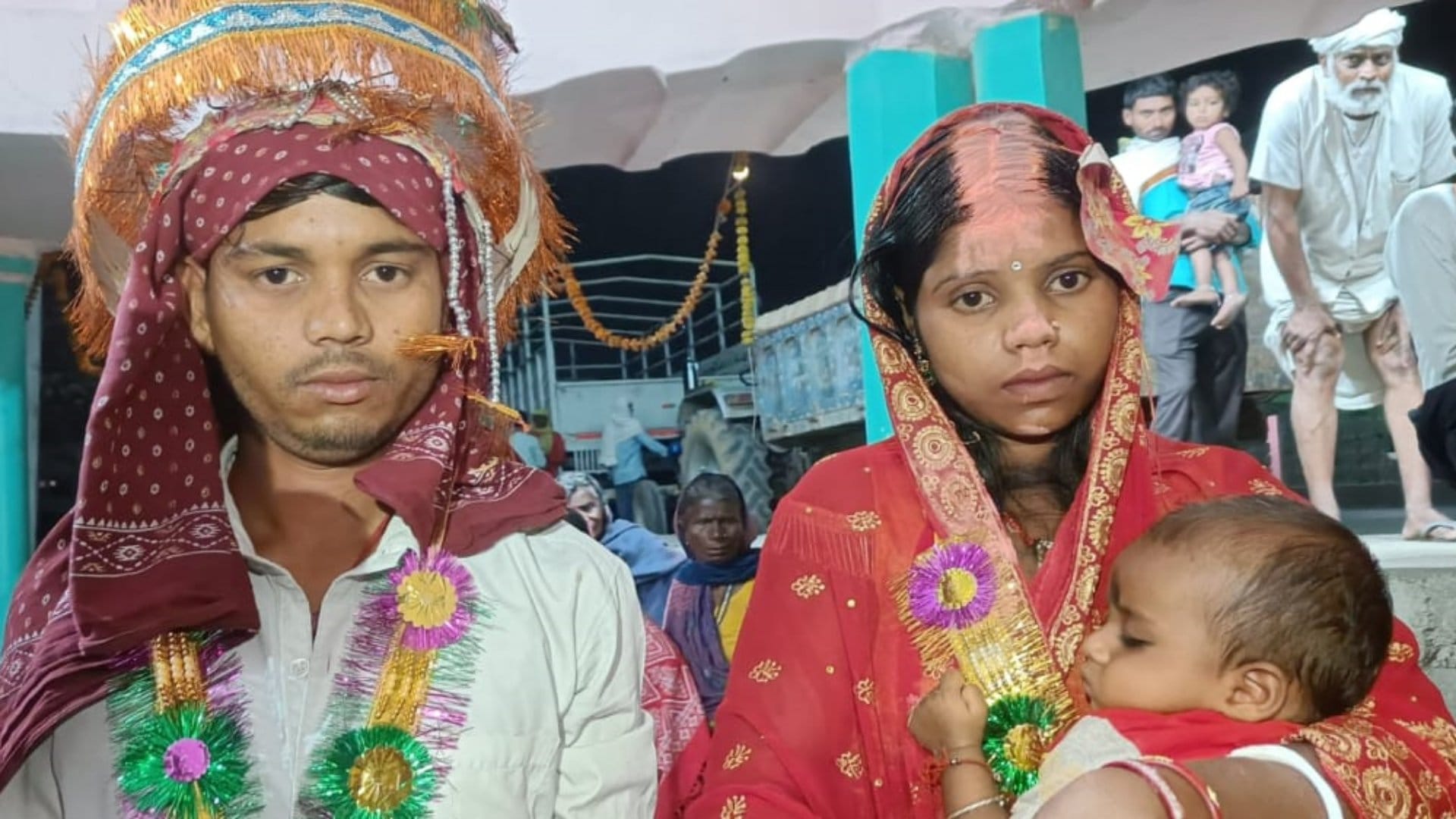 मंदिर में शादी के दौरान बच्चे के साथ प्रेमी जोड़ा