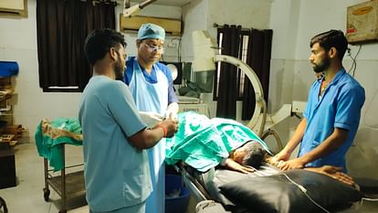 Bihar News : बक्सर में व्यवसायी को मारी गोली, हालत गंभीर; इस विवाद के कारण अपराधियों ने हत्या की कोशिश की Bihar News: Businessman shot in Buxar, condition critical; Due to this dispute criminals tried to murder