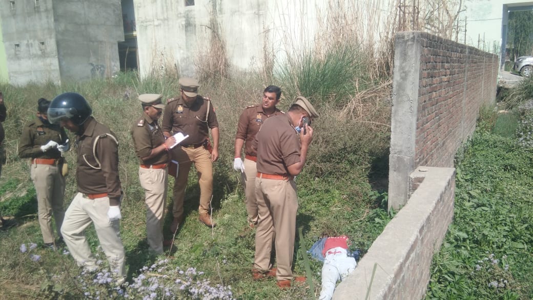 Dead body of a girl in a colony of Bijnor district