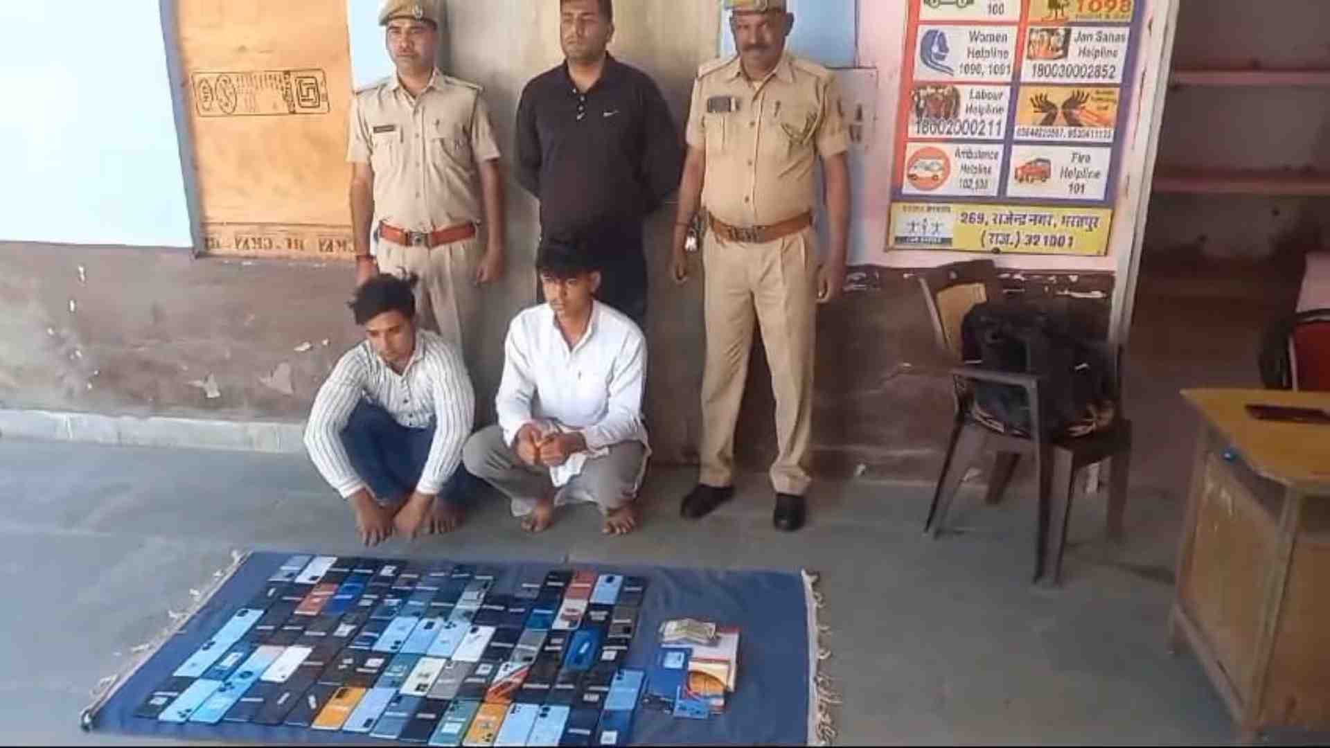चोरी के फोन के साथ आरोपी पुलिस की गिरफ्त में।
