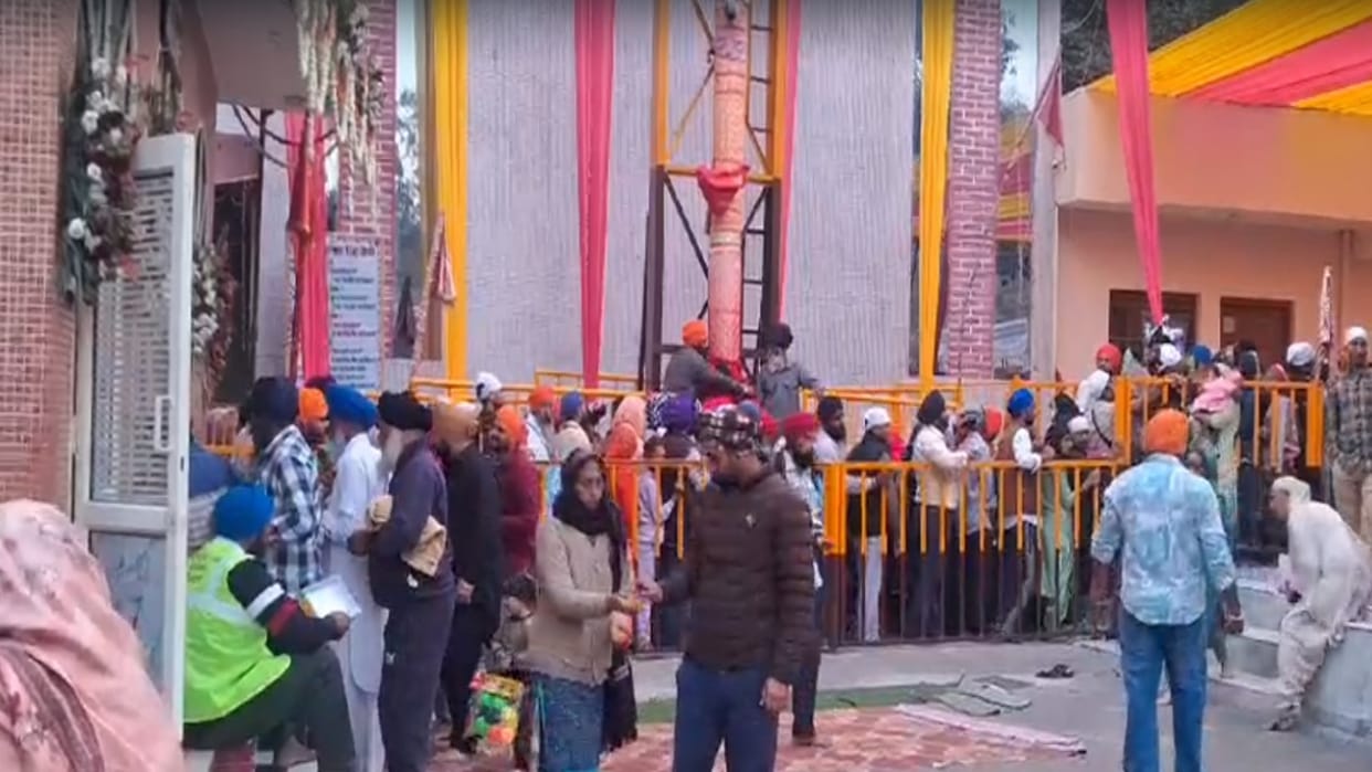 Thousands of devotees gathered in the annual Holi fair of Dera Baba Badbhag Singh Maidi.