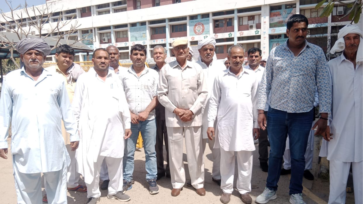 Nafe Singh murder case: Villagers of Mandothi and representatives of Dalal Khap met DC