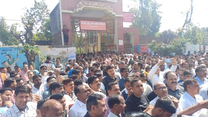 एसएसपी आवास के सामने सिपाही ने की शिक्षक की हत्या