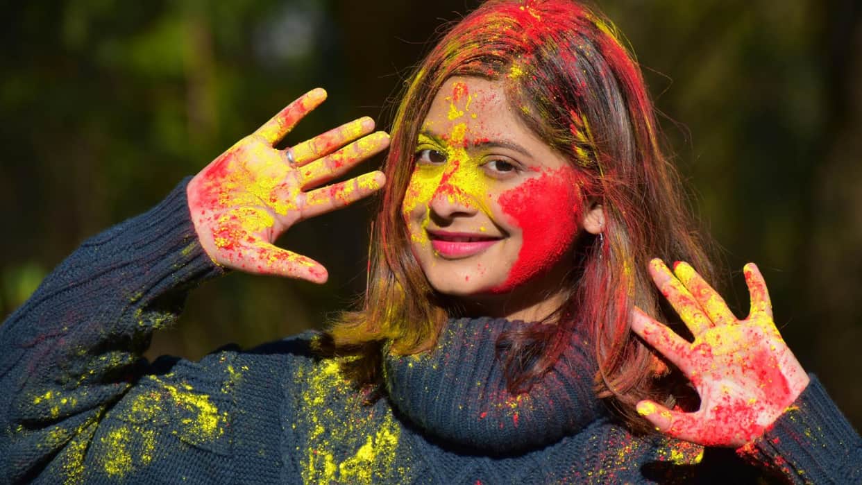 Holi 2024 simple way to protect hair from holi color holi ke rangon se balo ki dekhbhal kaise kare
