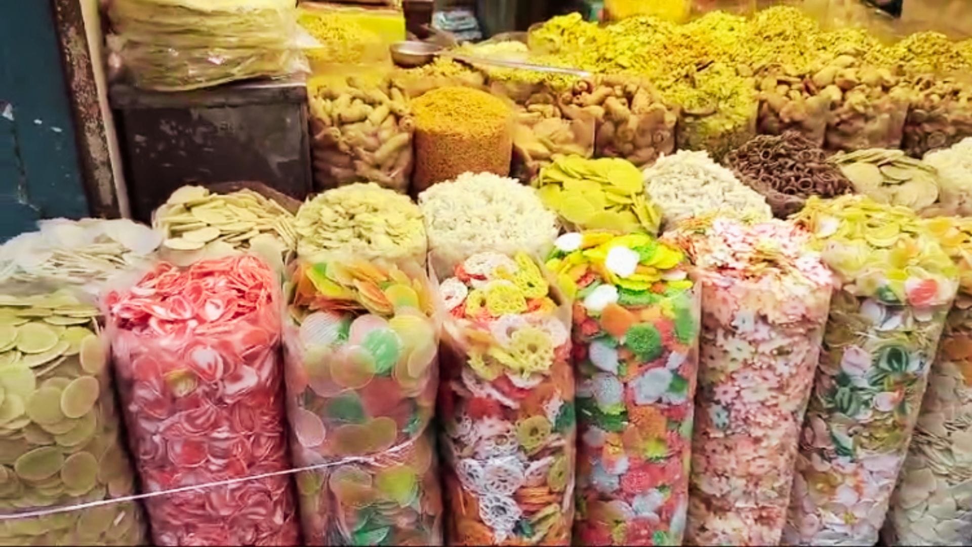 Holi 2024 Kashi special Abeer Gulal Radhe Radhe saree and Pichkari demand in market