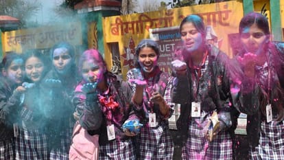 Holi 2024: Dance steps along with Holika Dahan Moradabad division, Abir-Gulaal flowed,colors started raining