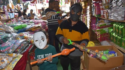 Holi 2024: Steel-brass and silver Pichkari in Moradabad market, demand in Ayodhya along with Mathura-Vrindavan