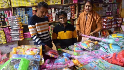 Holi 2024: Steel-brass and silver Pichkari in Moradabad market, demand in Ayodhya along with Mathura-Vrindavan