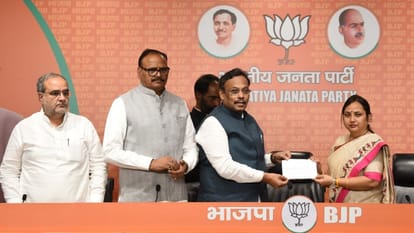 Lok Sabha Election: कांशीराम के साथी गांधी आजाद की बहू और BSP सांसद संगीता हुईं भाजपाई, भाजपा ने बिछाए मोहरे Lok Sabha Election: Kanshi Ram associates Gandhi Azad daughter-in-law and BSP MP Sangeeta joins BJP
