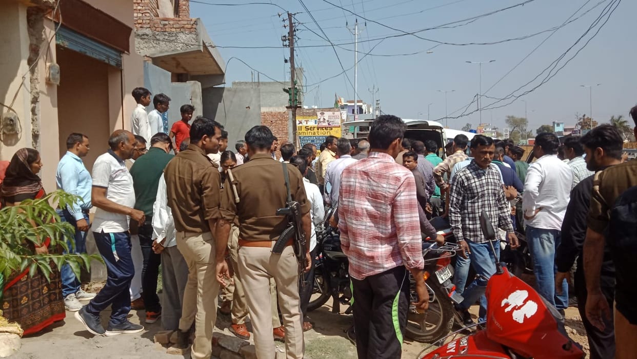Meerut: Class 11 student commits suicide by hanging herself in Ganganagar, chaos among family members