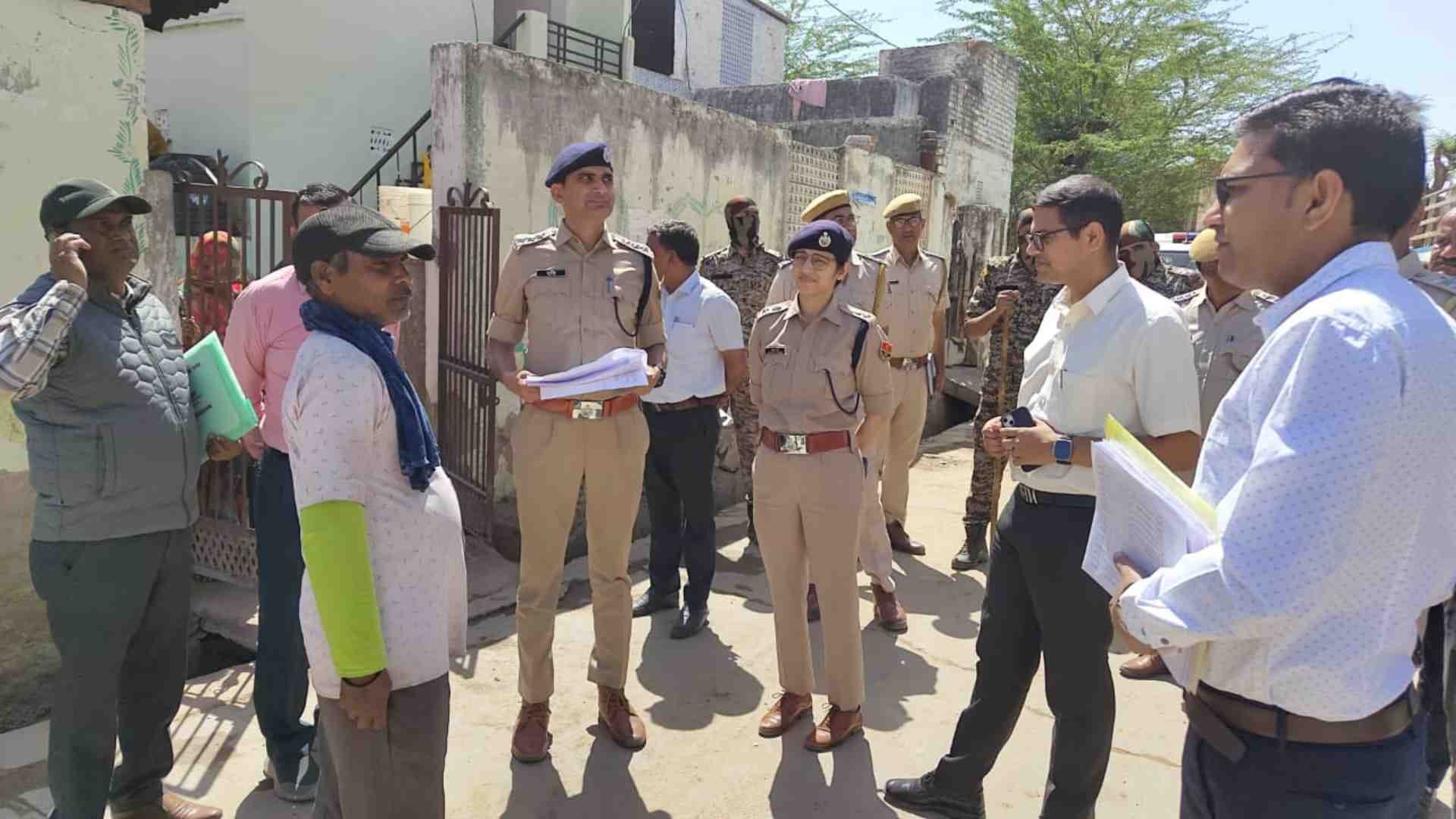 मदतान केंद्र में लोगों से बात करते प्रशासनिक अधिकारी।