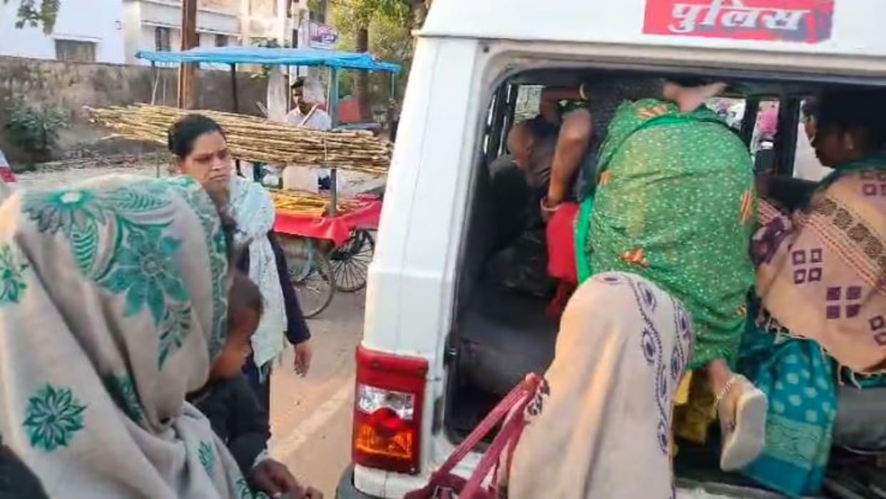 Tikamgarh News Shopkeeper caught four women while stealing in clothes shop