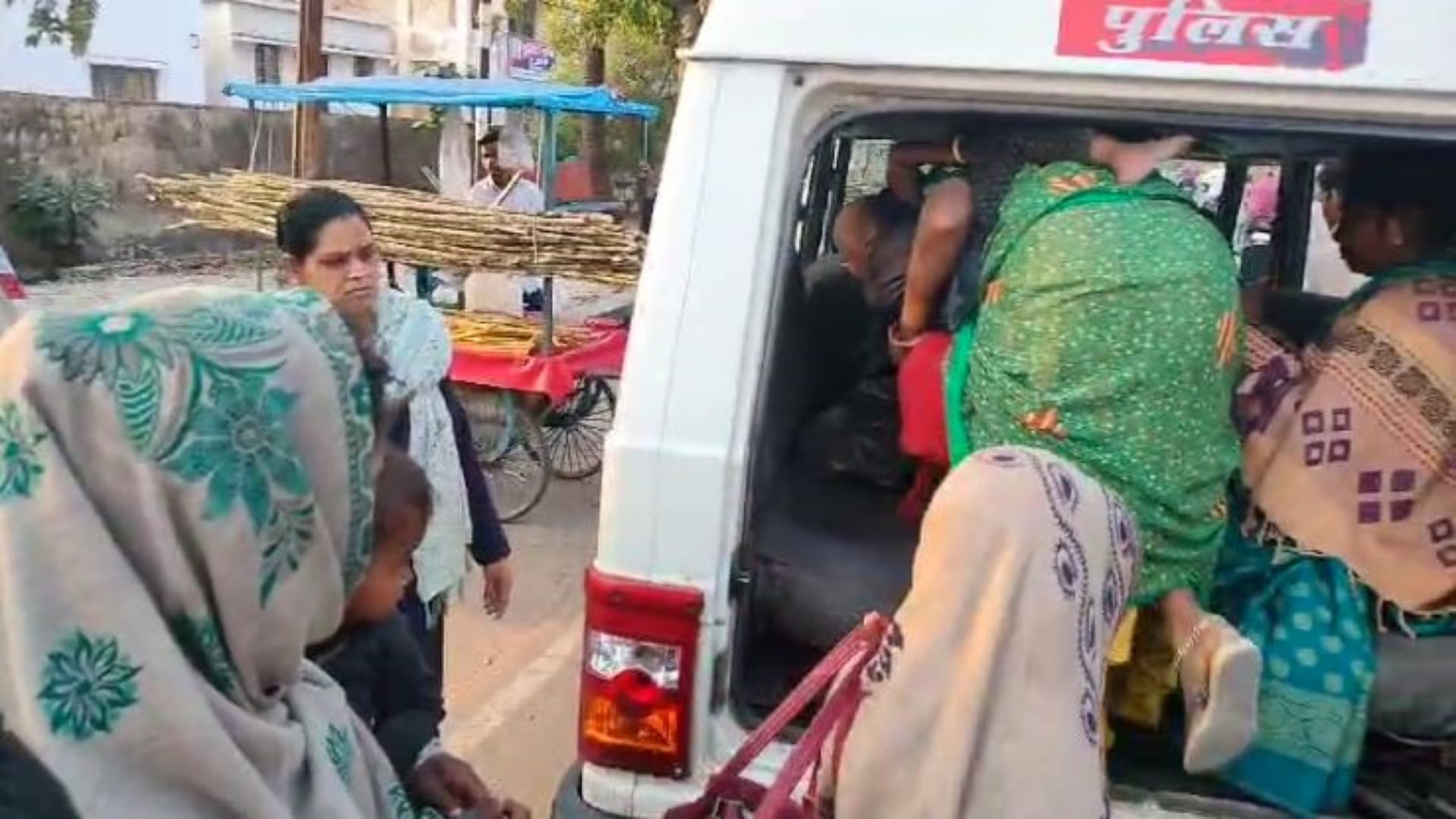 महिलाओं को थाने ले जाते हुए पुलिस