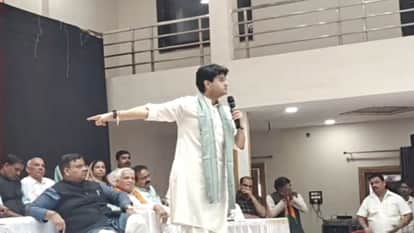 Guna Jyotiraditya Scindia says country which spreads its bags and begs for vaccine from western countries