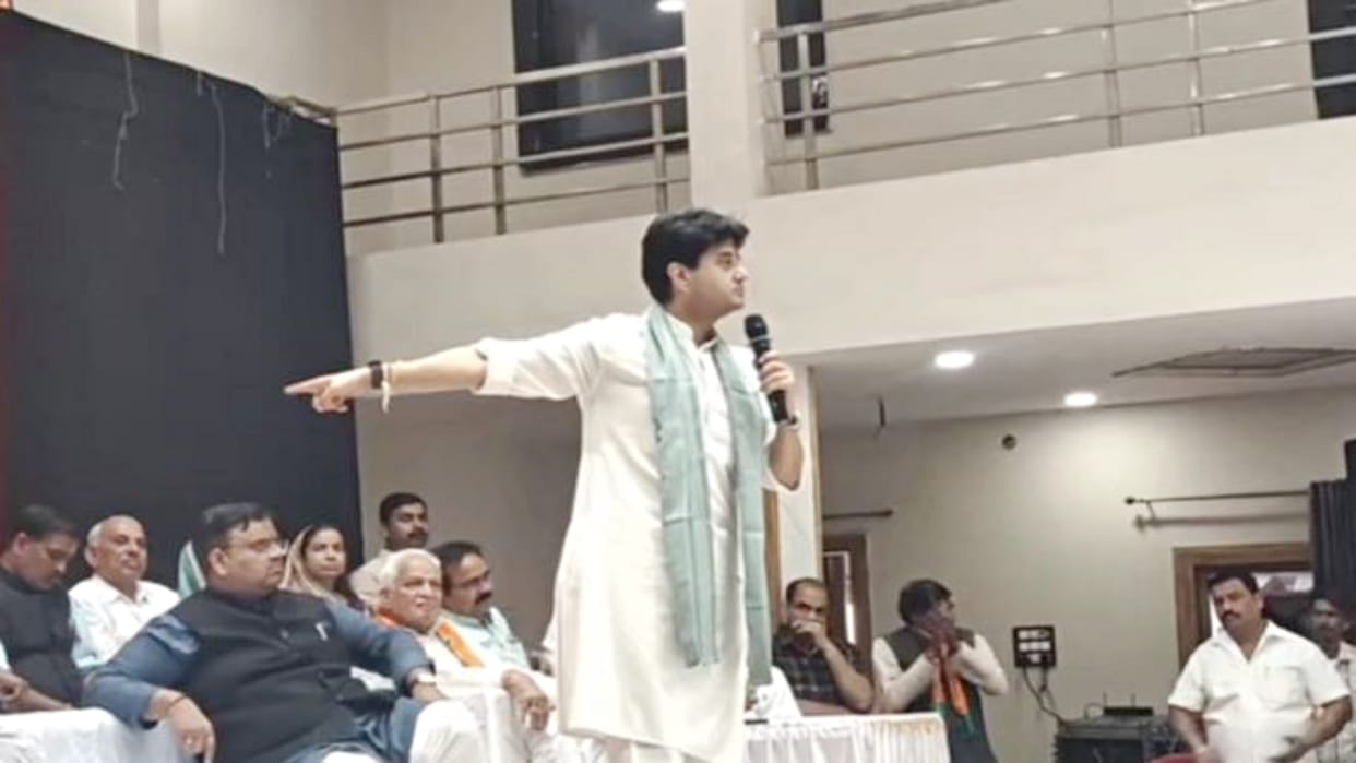 Guna Jyotiraditya Scindia says country which spreads its bags and begs for vaccine from western countries