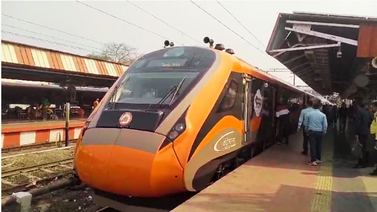Patna Lucknow Vande Bharat Express Train left from Varanasi for Ayodhya