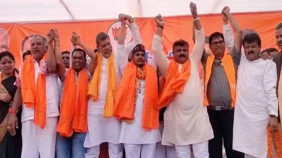 Raja Dharmendra Singh and District President Rajesh Rathore joined BJP in Sakti district.