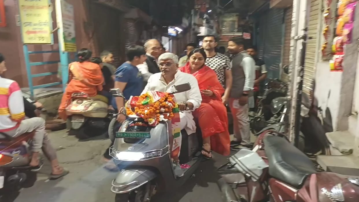 Rajasthan News: Shekhawat reached temple with his wife on a scooter, enjoyed with Phag troupe