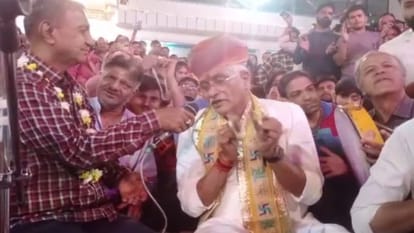 Rajasthan News: Shekhawat reached temple with his wife on a scooter, enjoyed with Phag troupe