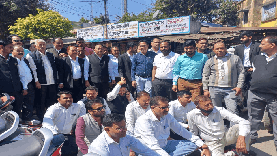 Protest by advocates ends in Hapur after SDM's assurance