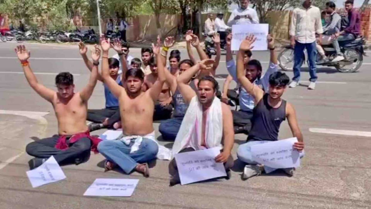 Bharatpur News: Half naked demonstration of students against the Vice Chancellor