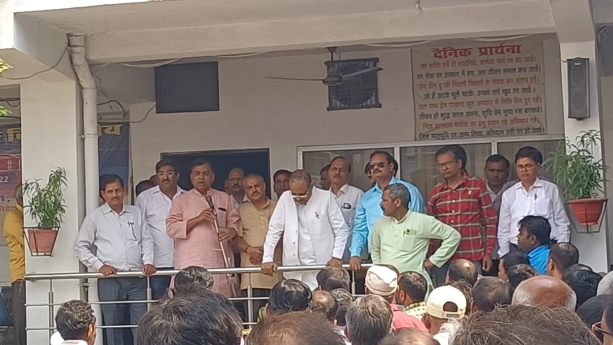 Teachers boycott evaluation work, tremendous anger over murder of teacher in Varanasi