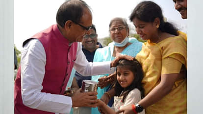 शिवराज को चुनाव लड़ने नन्ही भांजी ने की गुल्लक भेंट